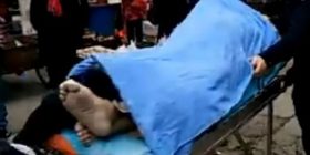 Plaku vdes gjatë seksit, prostituta mbtet e ngjitur mbi të (Video)