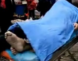 Plaku vdes gjatë seksit, prostituta mbtet e ngjitur mbi të (Video)