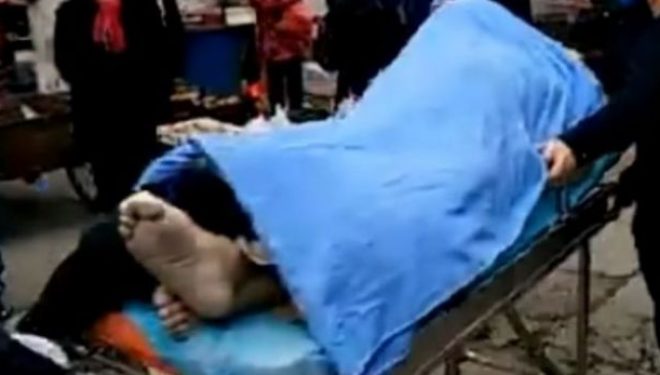 Plaku vdes gjatë seksit, prostituta mbtet e ngjitur mbi të (Video)