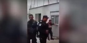 Momenti qesharak i policit teksa po shkelmonte një derë