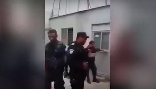Momenti qesharak i policit teksa po shkelmonte një derë