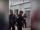 Momenti qesharak i policit teksa po shkelmonte një derë