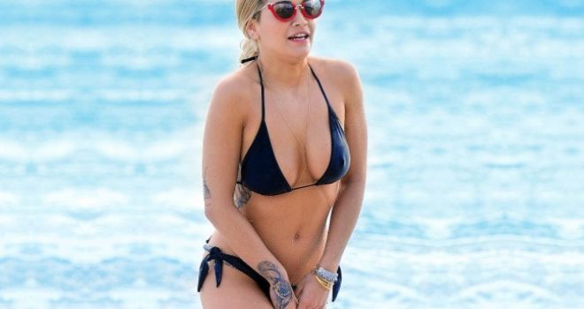 Rita Ora në Ulqin të Buna rrezitet në dyshekë me Lewis Hamilton (Foto)