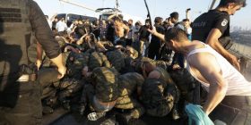 Pamje të rënda: Rrahja brutale e ushtarakëve, nga protestuesit proqeveritarë (Video , +18)
