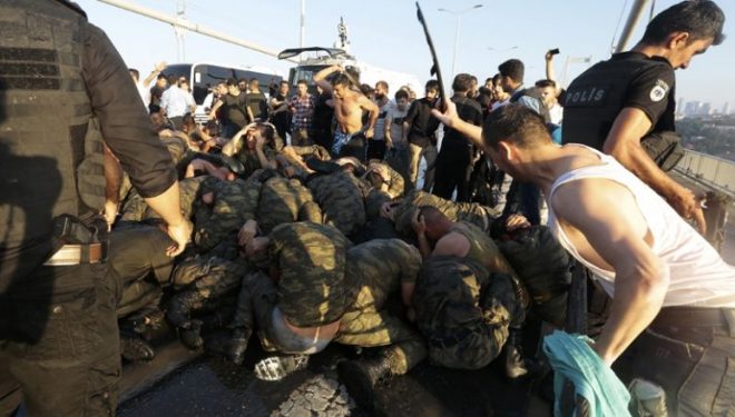 Pamje të rënda: Rrahja brutale e ushtarakëve, nga protestuesit proqeveritarë (Video , +18)