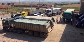 Mbyllja e rrugës nga “Arbën Xhaferi” rrezikon humbjen e 500 vendeve te punës