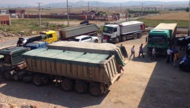 Mbyllja e rrugës nga “Arbën Xhaferi” rrezikon humbjen e 500 vendeve te punës