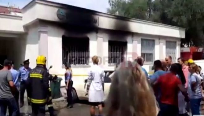 Vdes pacienti që i vuri flakën vetes në spital