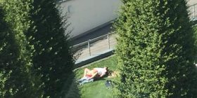 Të rinjtë nuk përmbahen, seks përpara Bashkisë (Foto, +18)