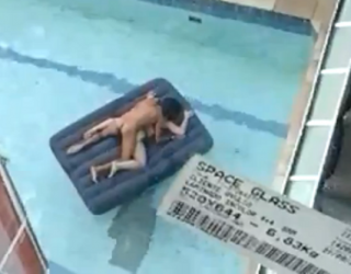 Bëjnë seks në pishinë, por nuk janë në privatësi siç mendonin (Video 18+)