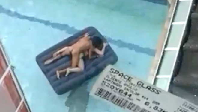 Bëjnë seks në pishinë, por nuk janë në privatësi siç mendonin (Video 18+)