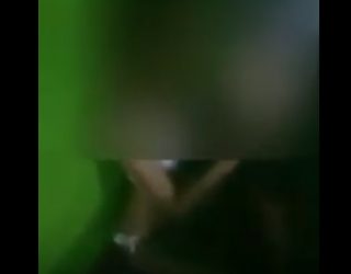 Video: Turistët e dehur bëjnë seks në buzë të rrugës (Video, +18)
