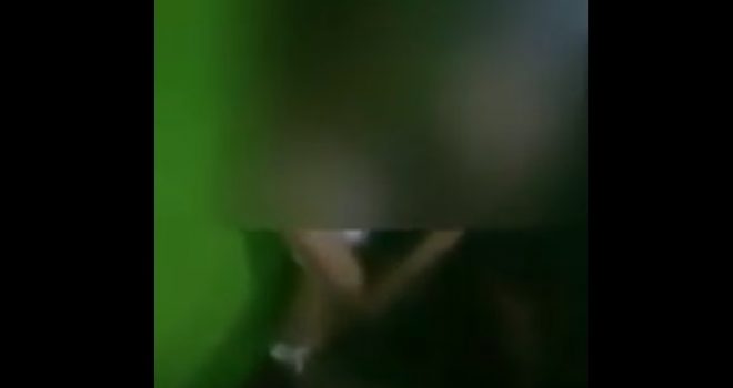 Video: Turistët e dehur bëjnë seks në buzë të rrugës (Video, +18)