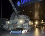 Historia përsërit vetveten (Foto)