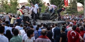 Ushtarit i pritet koka, nga turmat pro Erdoganit (Video, +18)