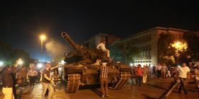 Zbardhet biseda dramatike mes shefit të policisë turke dhe ushtarëve puçistë