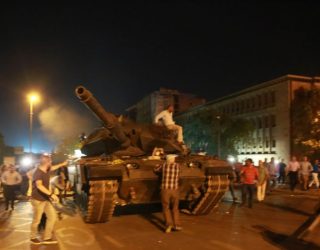 Zbardhet biseda dramatike mes shefit të policisë turke dhe ushtarëve puçistë
