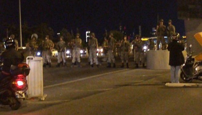 Grusht shteti në Turqi, Ushtria merr nën kontroll pushtetin. Yildirim: Shërbimet sekrete po veprojnë (Foto)