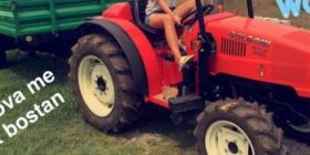 Cila këngëtare shqiptare po vozit Traktor? (Foto)