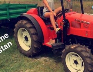 Cila këngëtare shqiptare po vozit Traktor? (Foto)
