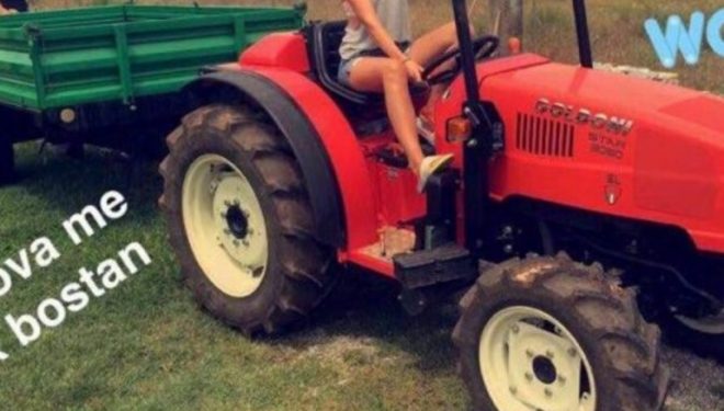 Cila këngëtare shqiptare po vozit Traktor? (Foto)