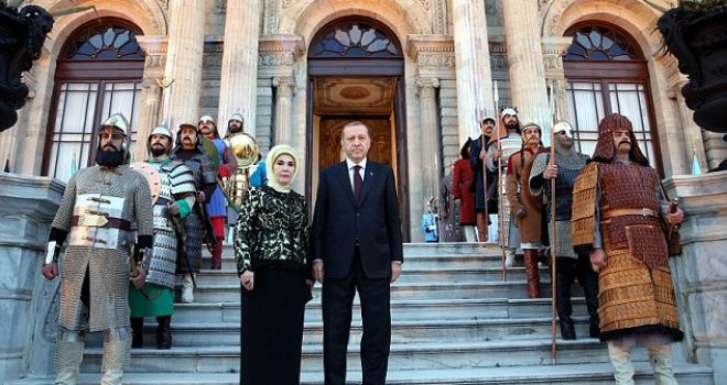 Brenda pallatit të Erdogan dhe luksi i shfrenuar i Emines (Foto)