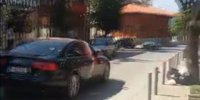 Vetëvendosje sulmon me ngjyrë veturën e ministrit Hyseni (Video)