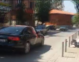 Vetëvendosje sulmon me ngjyrë veturën e ministrit Hyseni (Video)