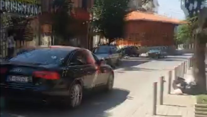 Vetëvendosje sulmon me ngjyrë veturën e ministrit Hyseni (Video)