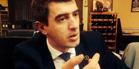 Sekretari i AAK-së: Donikë, ti kërkoje koalicion me klanin “Pronto”
