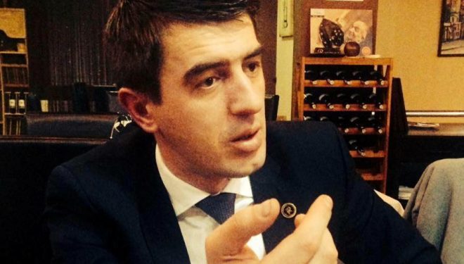 Sekretari i AAK-së: Donikë, ti kërkoje koalicion me klanin “Pronto”