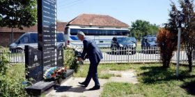 Thaçi zotohet para lapidarit të rinjve të vrarë serbë: Kurrë më, askush s’do ta vrasë gëzimin e fëmijëve (Foto)