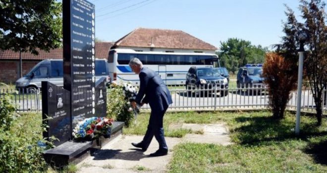Thaçi zotohet para lapidarit të rinjve të vrarë serbë: Kurrë më, askush s’do ta vrasë gëzimin e fëmijëve (Foto)
