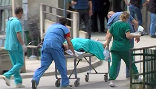 Tiranë, bie në humnerë, i riu vdes në spital