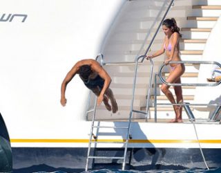 Në jahtin 85 milionë paund me modelen e Victoria’s Secret (Foto)