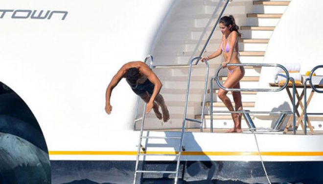 Në jahtin 85 milionë paund me modelen e Victoria’s Secret (Foto)