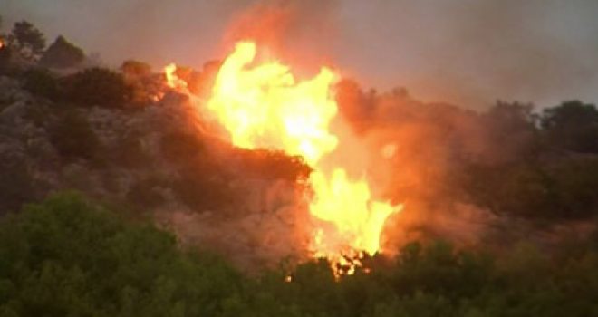 Zjarri në Shëngjin, era krijon vatra të reja; flakët pranë Lezhës