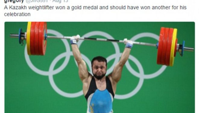 Nuk përmbahet, shikoni si e feston medaljen e artë
