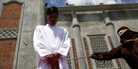 Indonezi, çiftet rrihen barbarisht në publik pasi dolën në takim
