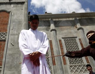 Indonezi, çiftet rrihen barbarisht në publik pasi dolën në takim