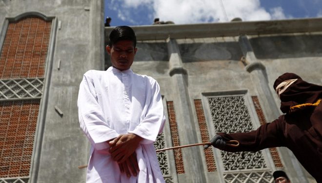 Indonezi, çiftet rrihen barbarisht në publik pasi dolën në takim