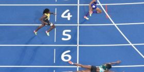 Fiton medaljen e artë duke “fluturuar” në finish (FOTO)