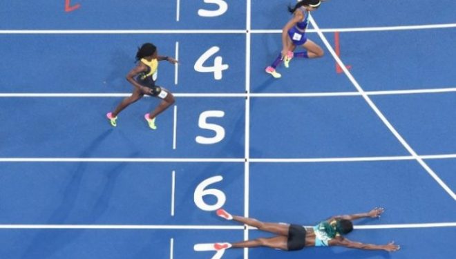 Fiton medaljen e artë duke “fluturuar” në finish (FOTO)