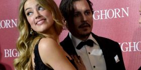Çmenduria e Depp, pret gishtin dhe shkruan me gjak në pasqyrë