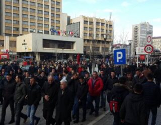 Protestuesit fillojnë të mblidhen para Kuvendit të Kosovës (Foto)