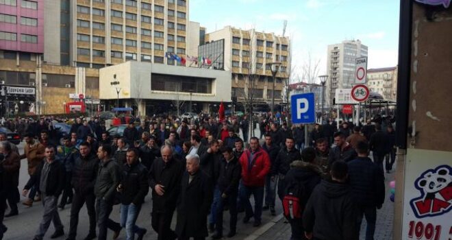 Protestuesit fillojnë të mblidhen para Kuvendit të Kosovës (Foto)