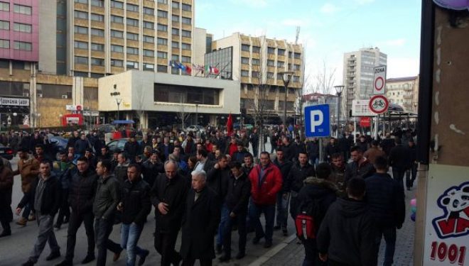 Protestuesit fillojnë të mblidhen para Kuvendit të Kosovës (Foto)