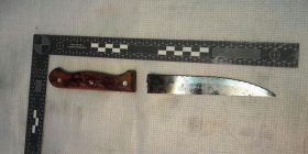 Tenton të vrasë me thikë e sopatë fqinjin, arrestohet në flagrancë 58 vjeçari