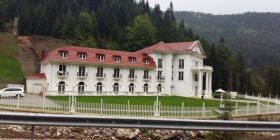 Veseli, Haradinaj dhe Limaj pranojnë ftesën e Kelmendit për “konak” në Rugovë