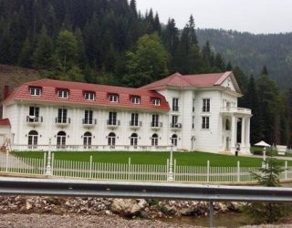 Veseli, Haradinaj dhe Limaj pranojnë ftesën e Kelmendit për “konak” në Rugovë